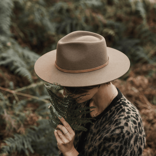 Caborca Hutband-aus braunem Nappa Leder-Hutband fuer Wollfilz  Hut_Fedora  Hut_Strohhut-Nimanita Hats Accessoires-Huete fuer Frauen - Hutband auf Hut Colima Desert Brown mit Model 1 Credita Kleinstadtfotos