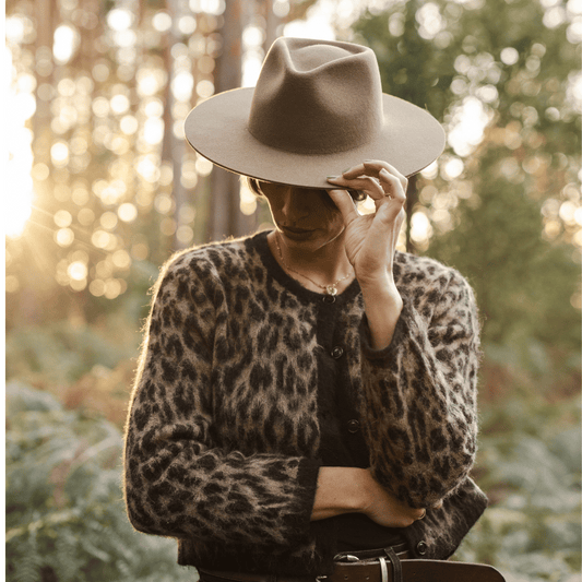 Colima - brauner Fedora Hut für Frauen mit steifer & gerader Krempe - Wollfilz Damenhut in Desert Brown - Nimanita Hats & Accessoires - Hüte für Frauen - - Credit Kleinstadtfotos