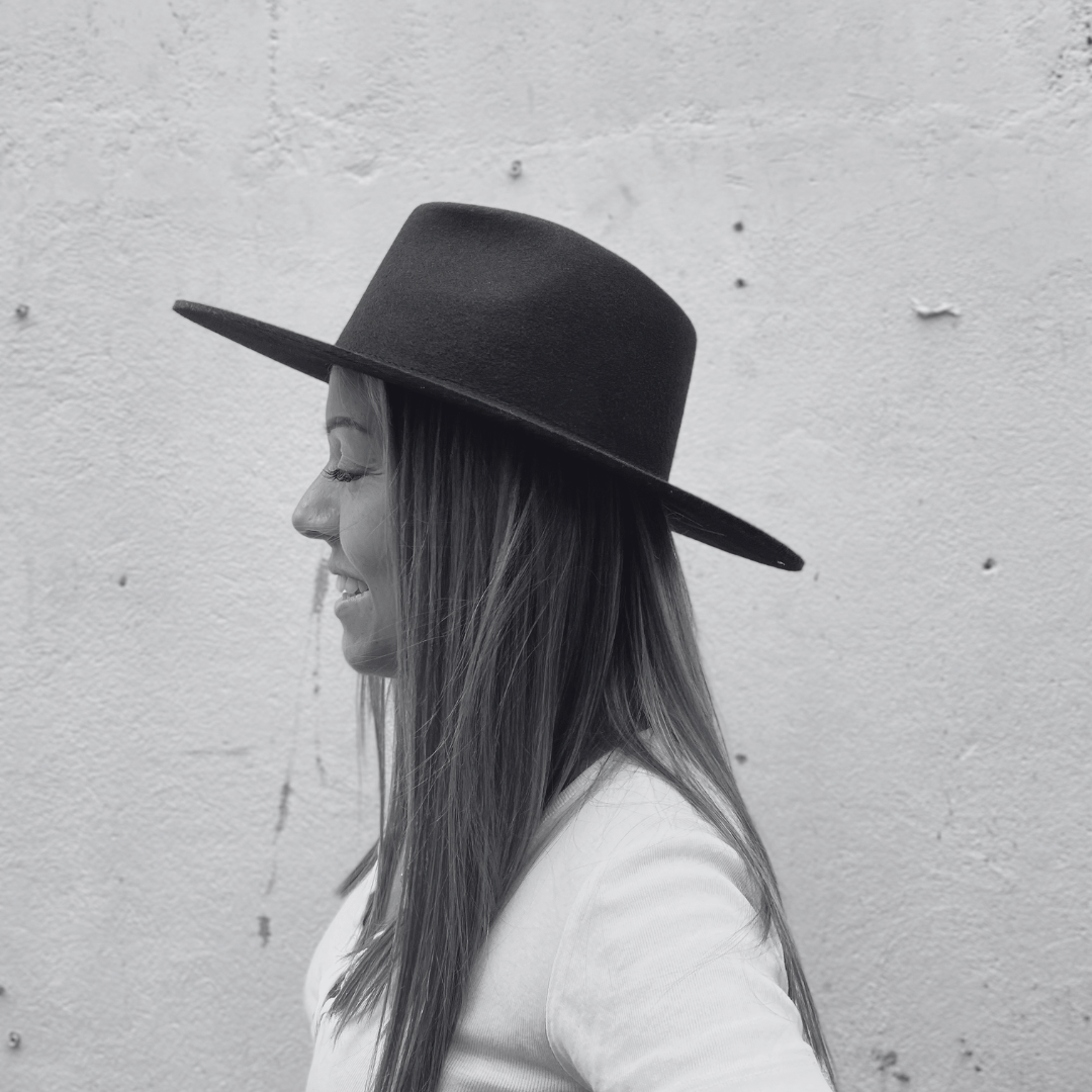 Colima_ schwarzer Fedora Hut mit breiter & steifer Krempe - für Frauen_ Nimanita Hats & Accessoires - Hüte für Frauen - Hut mit Model von der Seite