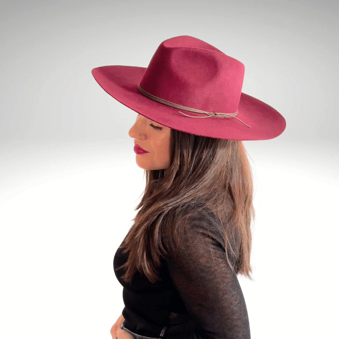 Limited Edition - Viva Bordeaux - Fedora in Bordeaux Rot aus 100% Wolle - Trendfarbe Herbst/Winter2024 - Fedora Hut für Frauen - Nimanita Hats & Accessoires_  Wollfilz Hüte für Frauen