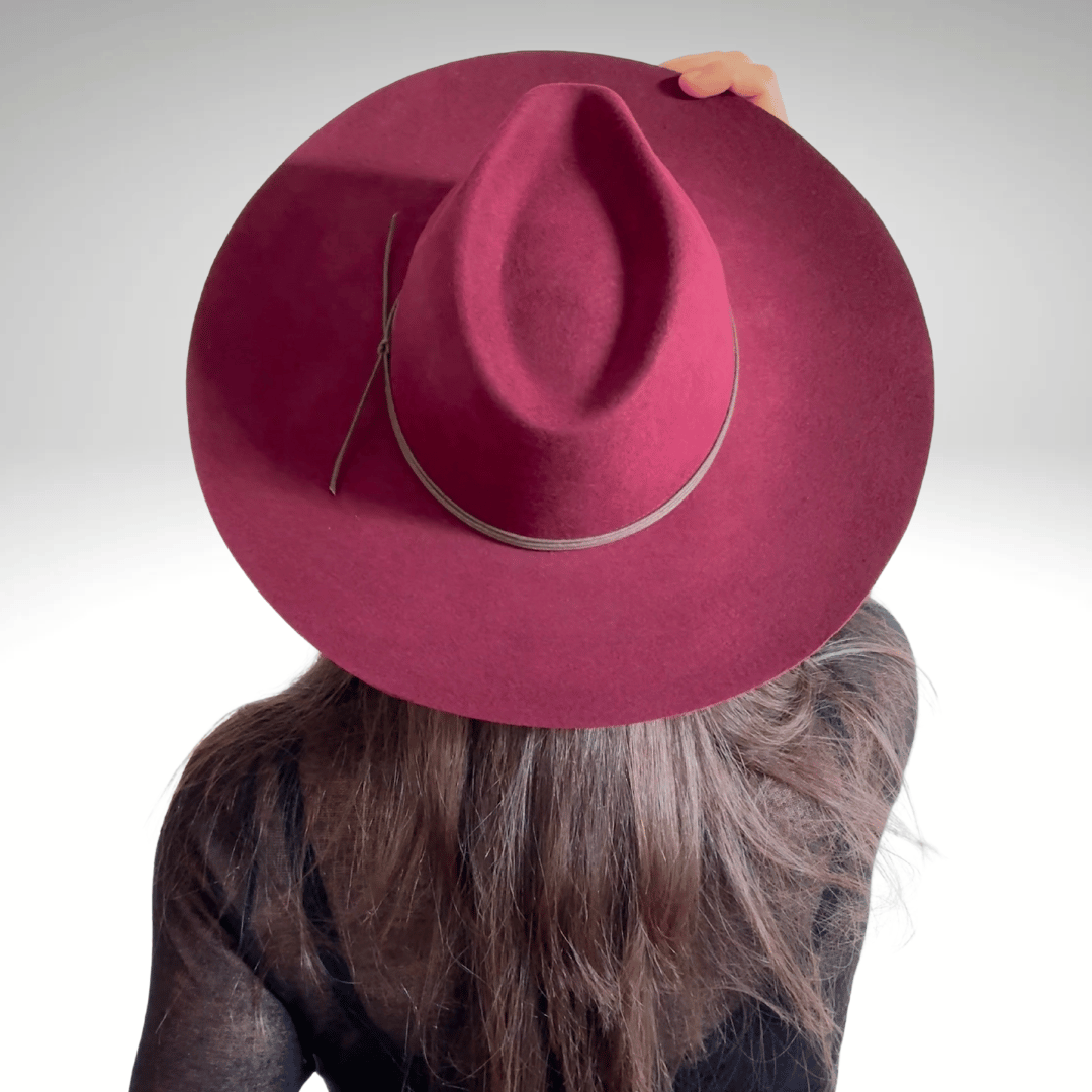 Limited Edition - Viva Bordeaux - Fedora in Bordeaux Rot aus 100% Wolle - Trendfarbe Herbst/Winter2024 - Fedora Hut für Frauen - Nimanita Hats & Accessoires_  Wollfilz Hüte für Frauen