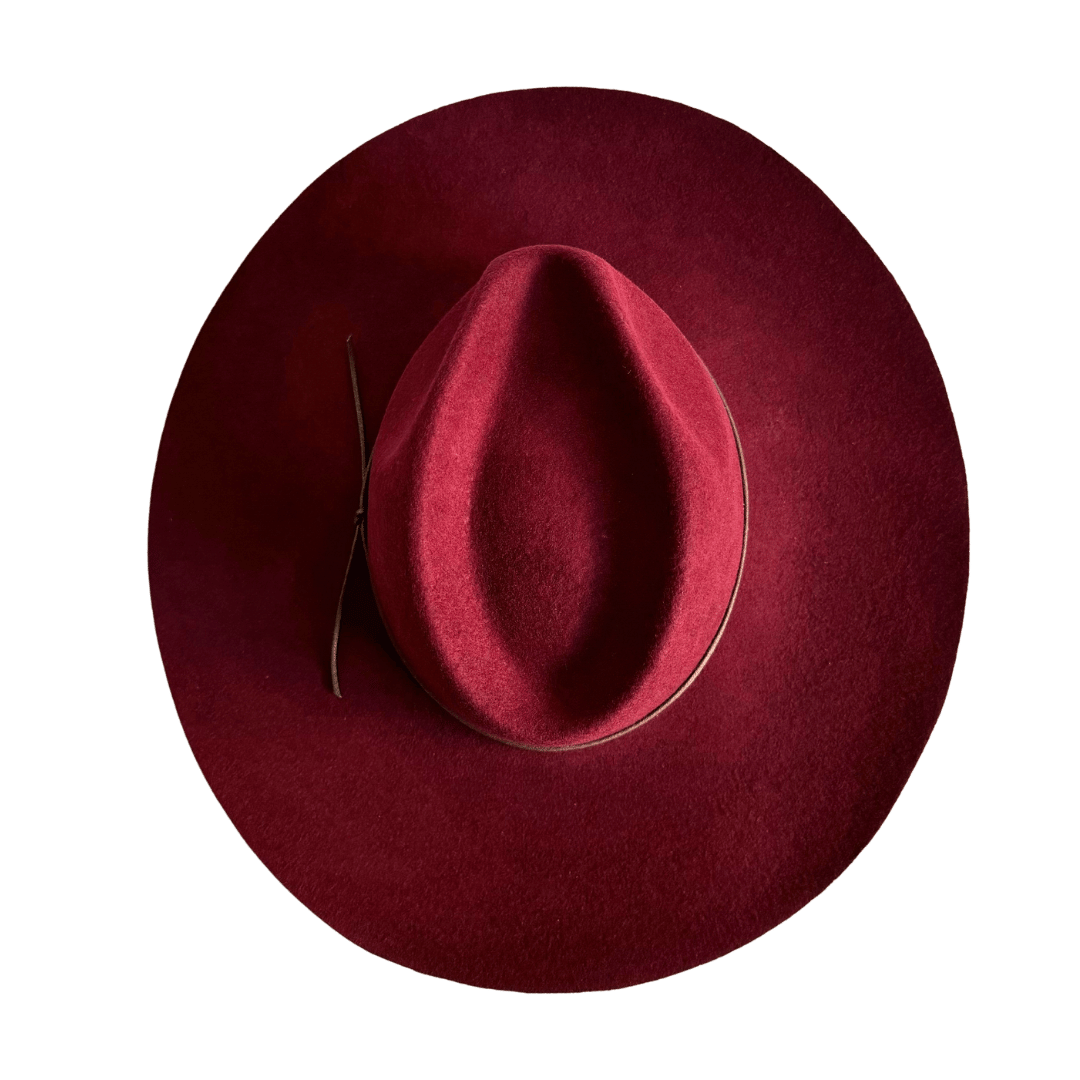 Limited Edition - Viva Bordeaux - Fedora in Bordeaux Rot aus 100% Wolle - Trendfarbe Herbst/Winter2024 - Fedora Hut für Frauen - Nimanita Hats & Accessoires_  Wollfilz Hüte für Frauen