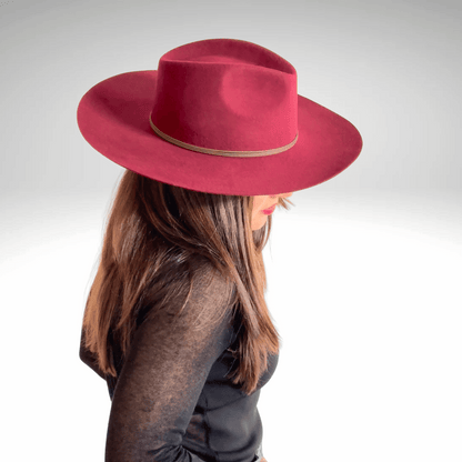 Limited Edition - Viva Bordeaux - Fedora in Bordeaux Rot aus 100% Wolle - Trendfarbe Herbst/Winter2024 - Fedora Hut für Frauen - Nimanita Hats & Accessoires_  Wollfilz Hüte für Frauen