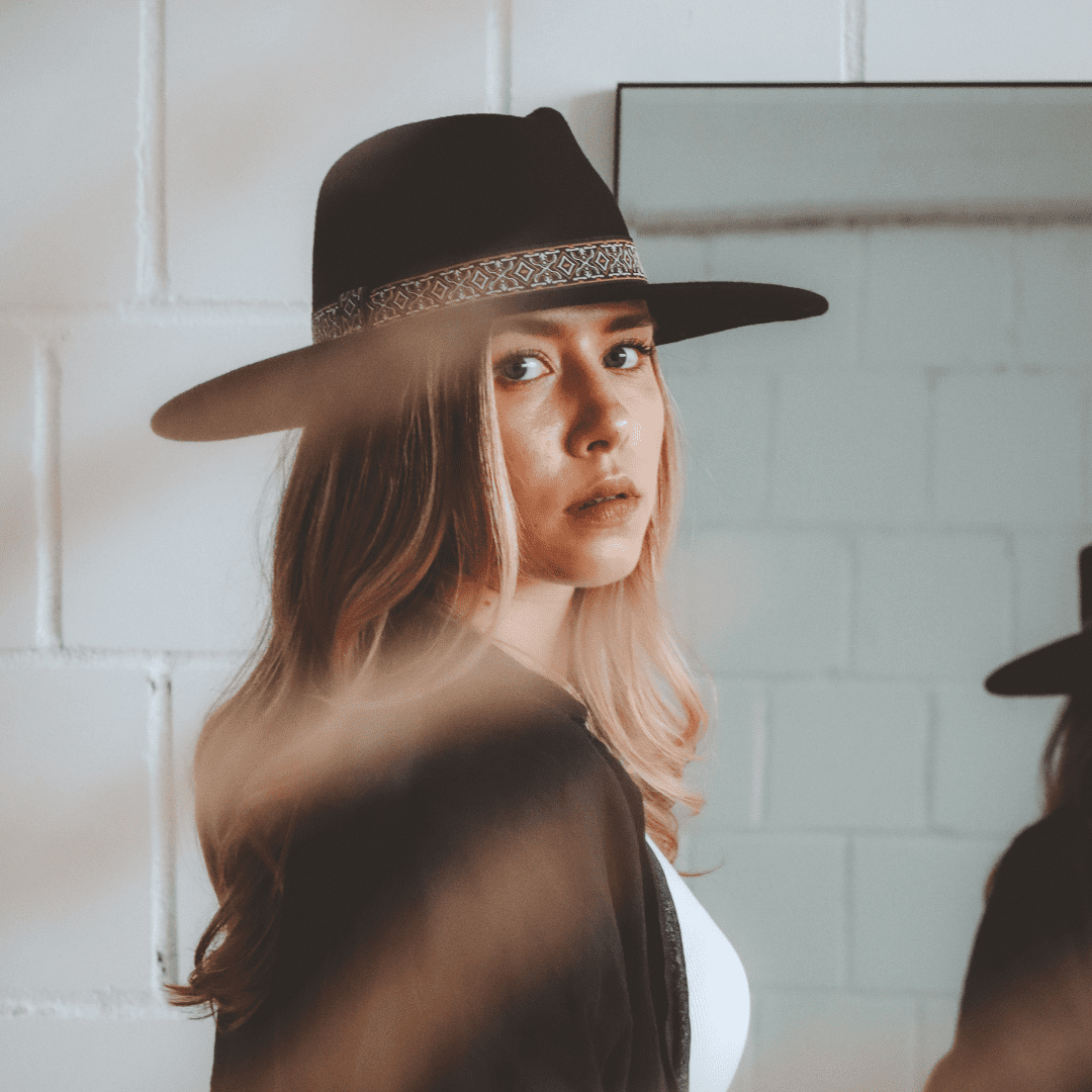 schwarzer Fedora Hut für Frauen mit Aztek Muster Hutband | Travelhut | Faltbarer Fedora Hut für Frauen | wasserabweisend | aus 100% Wolle