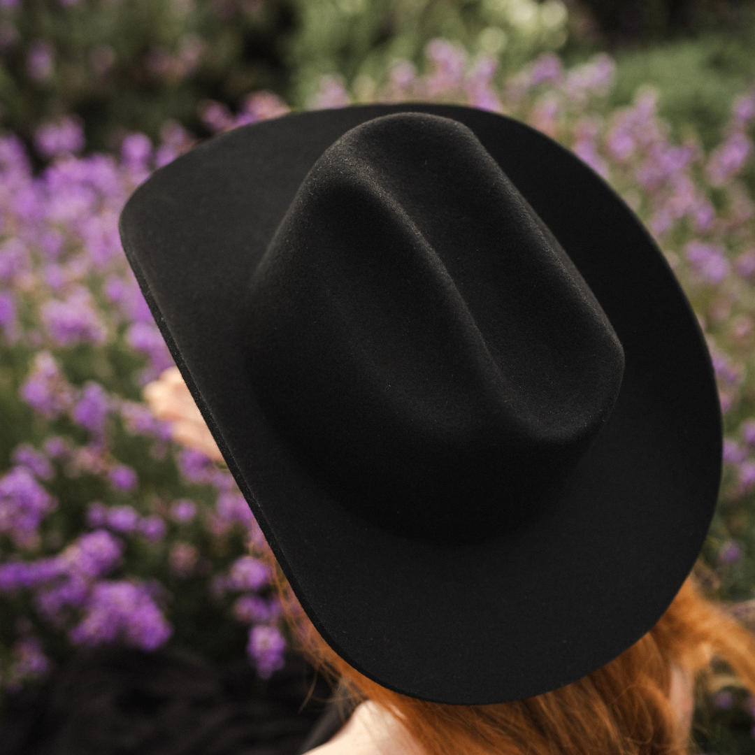 Rodeo - schwarzer Western Hut für Frauen - premium Woolfilz Cattleman Hut für Frauen - Nimanita Hats & Accessoires - Hüte für Frauen_ Model Janine _Credit Kleinstadtfotos 