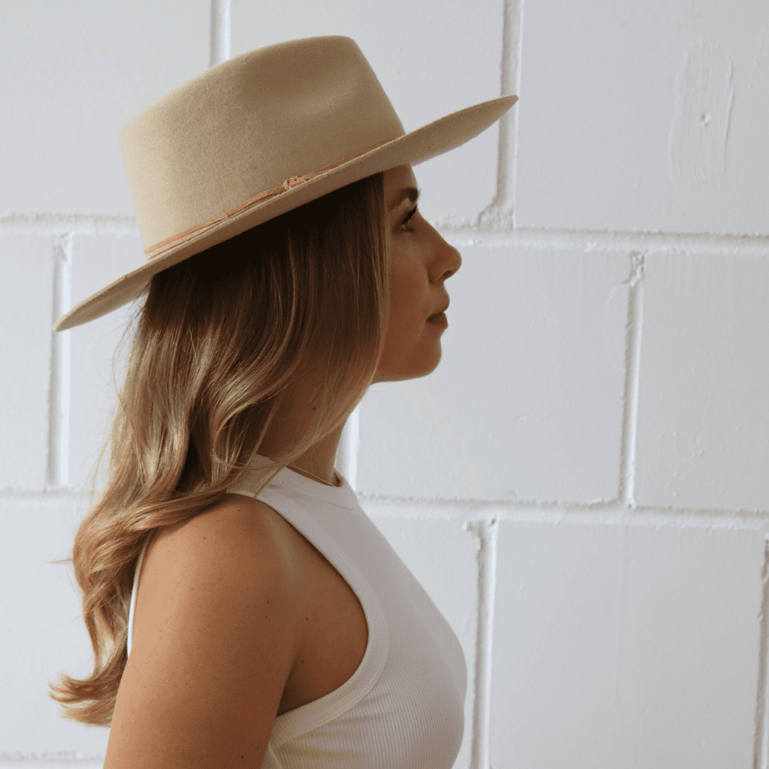 Fedora Hut für Frauen in der Farbe Vanille mit beigem Leder Hutband für Frauen | Heller Fedora Damenhut | Modell Sayulita | Nimanita Hats & Accessoires - Hüte für Frauen