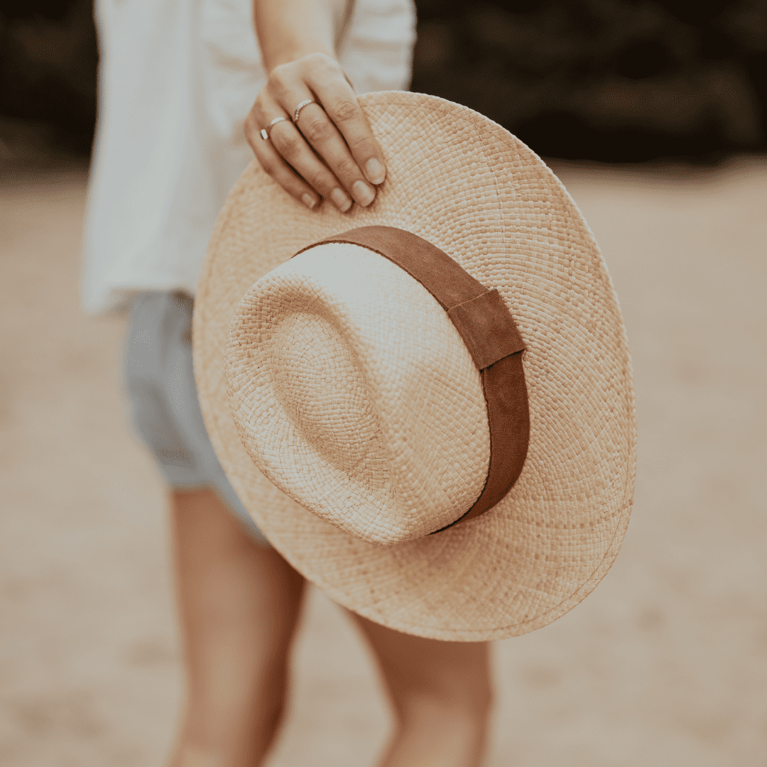 Fedora Strohhut für Frauen aus 100% Iraca Palme mit braunem Wildleder Hutband | Damenhut | Strohhut | Sommerhut | Modell Sonora | Nimanita Hats & Accessoires - Hüte für Frauen