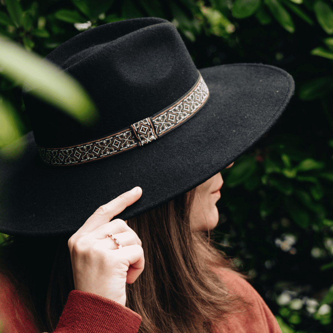 Schwarzer Fedora Hut mit Aztek Muster Hutband für Frauen - Model Morelia | schwarzer Fedora Damenhut aus Wolle | Nimanita Hats & Accessoires - Hüte für Frauen